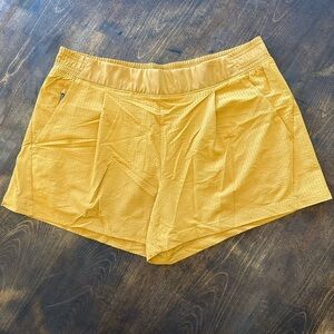 Athleta Textured Brooklyn Short, Goldenrod, 16 💛